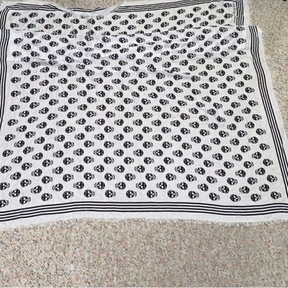 Alexander McQueen scarf in fabric with Skull print - Picture 7 of 15